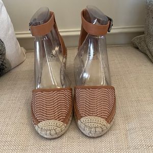 NWT Ladies Size 7 Vince Camuto Valissa Style Brick Colored Wedge Shoe